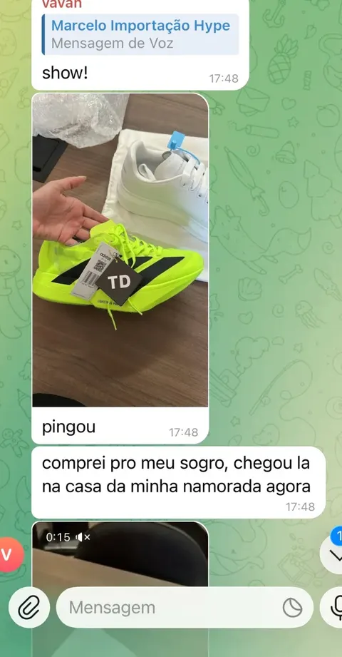 Aluno mostrando os produtos que chegaram