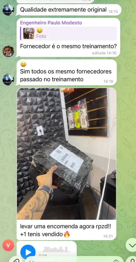 Aluno mostrando os produtos que chegaram